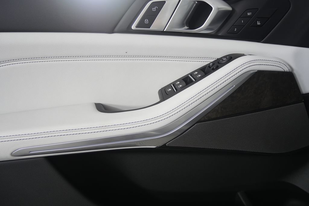 Used 2026 Mineral White Metallic BMW xDrive40i image 8