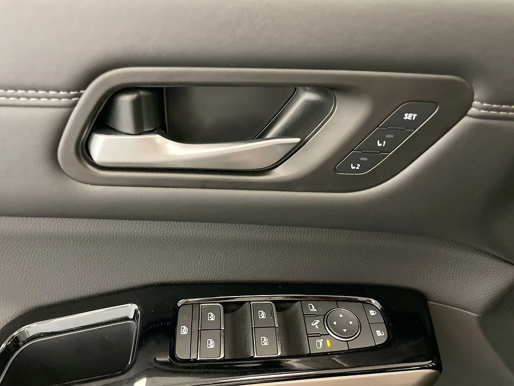 Used 2025 TAN Nissan Platinum image 24