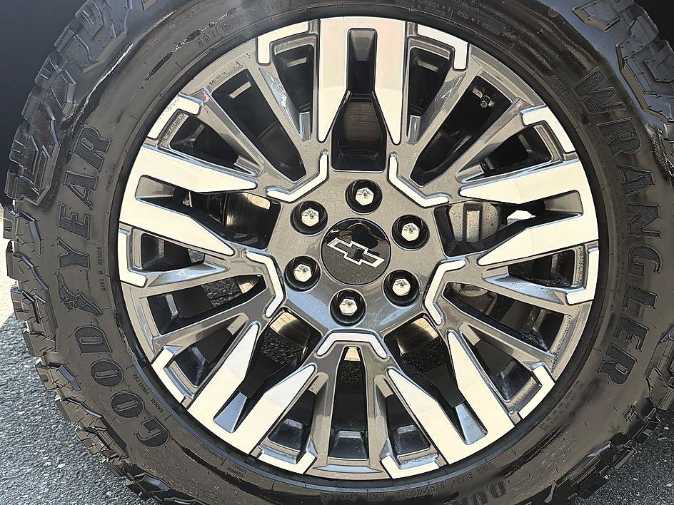 Used 2025 Black Chevrolet Z71 image 8