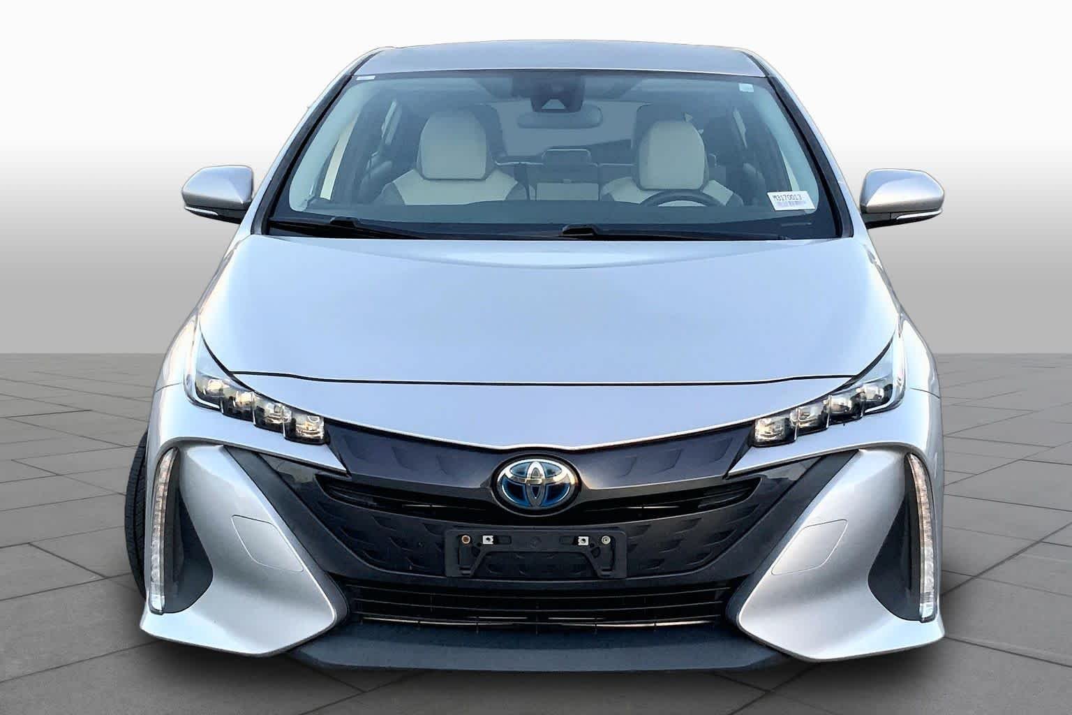 Used 2021 Classic Silver Metallic Toyota XLE image 4
