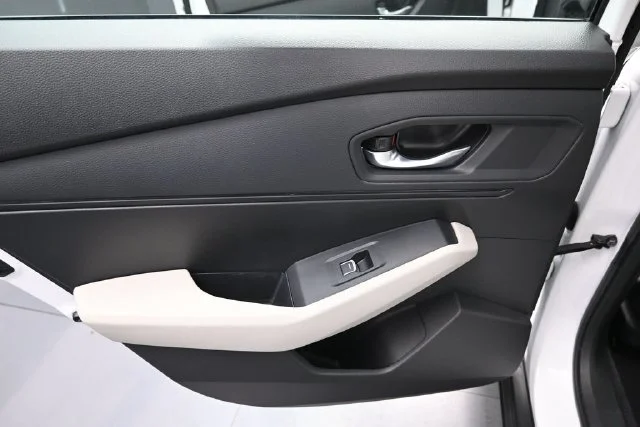 Used 2026 White Honda SE image 10