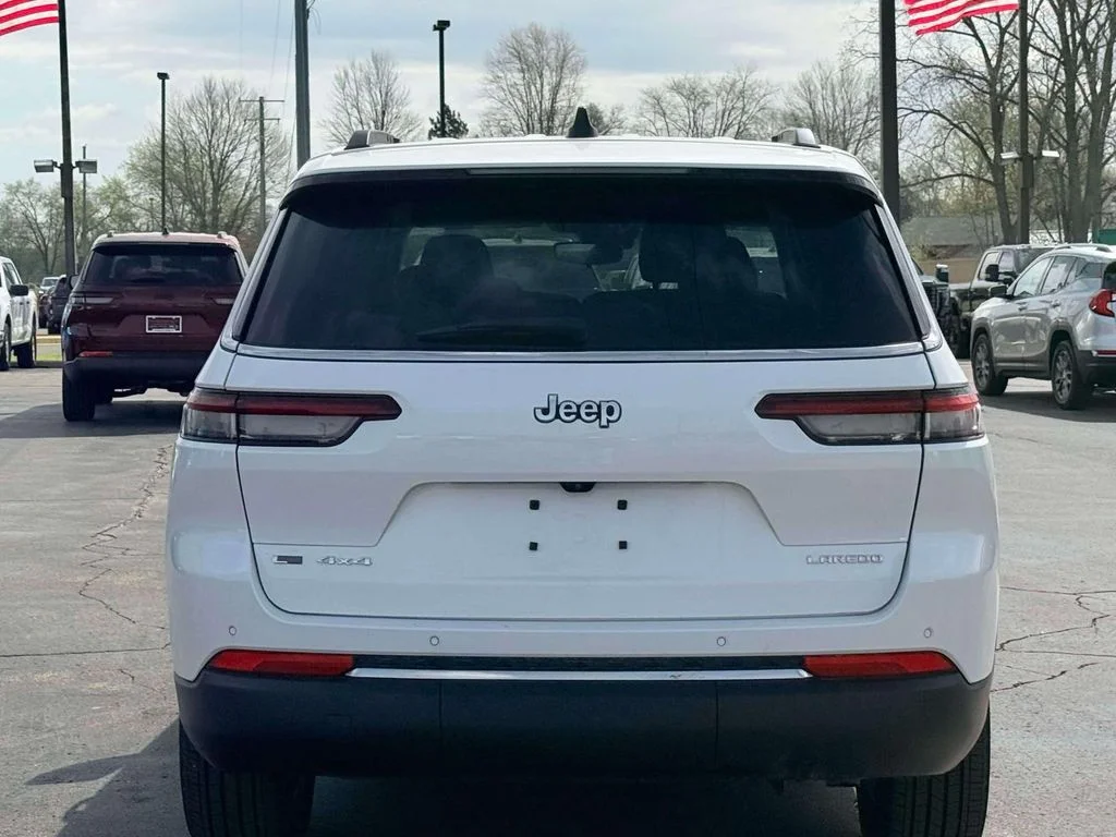 Used 2023 White/off-white Jeep Laredo image 8