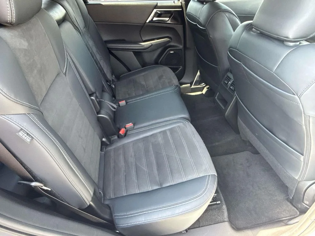 Used 2025 White Diamond Mitsubishi SE image 19