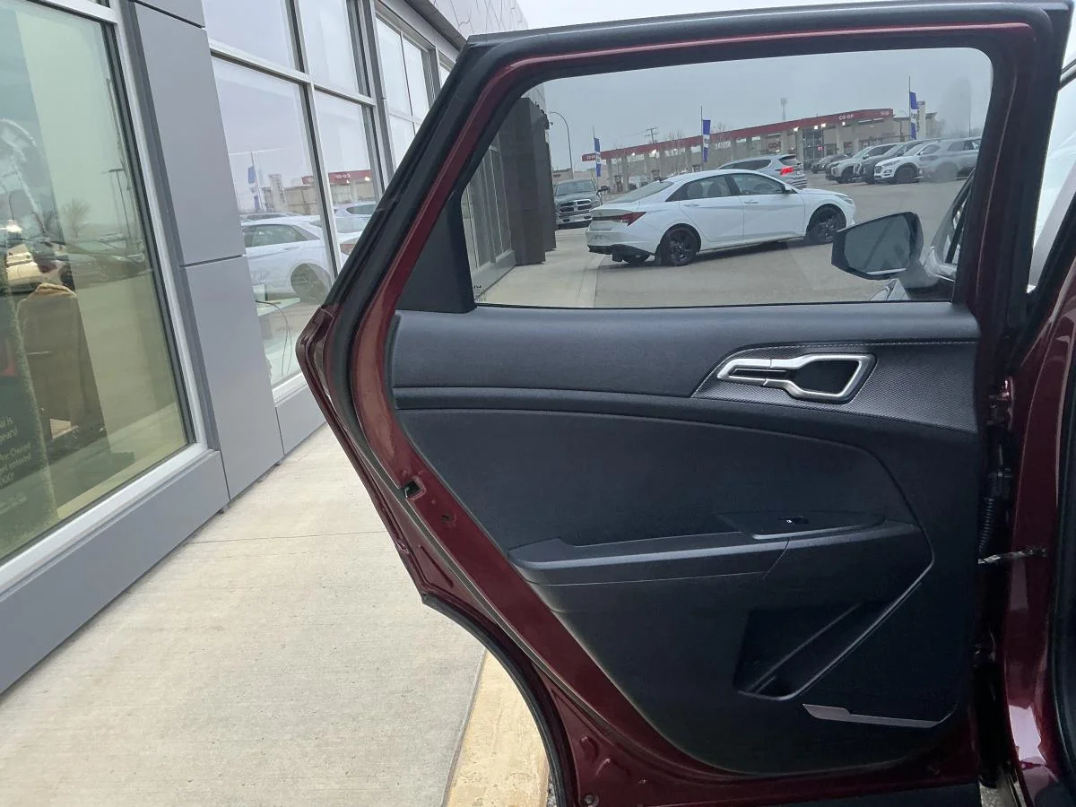 Used 2023  Kia LX image 31