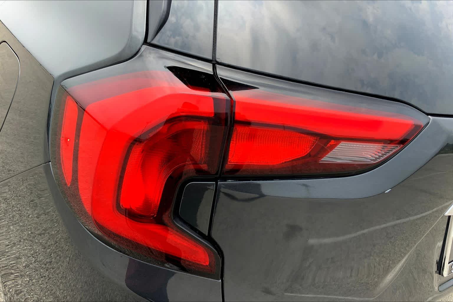Used 2018 Graphite Gray Metallic GMC SLE image 27