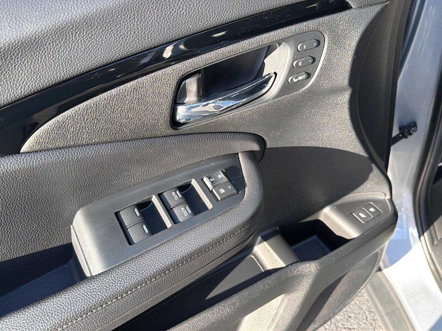 Used 2021 Lunar Silver Metallic Honda Touring image 34