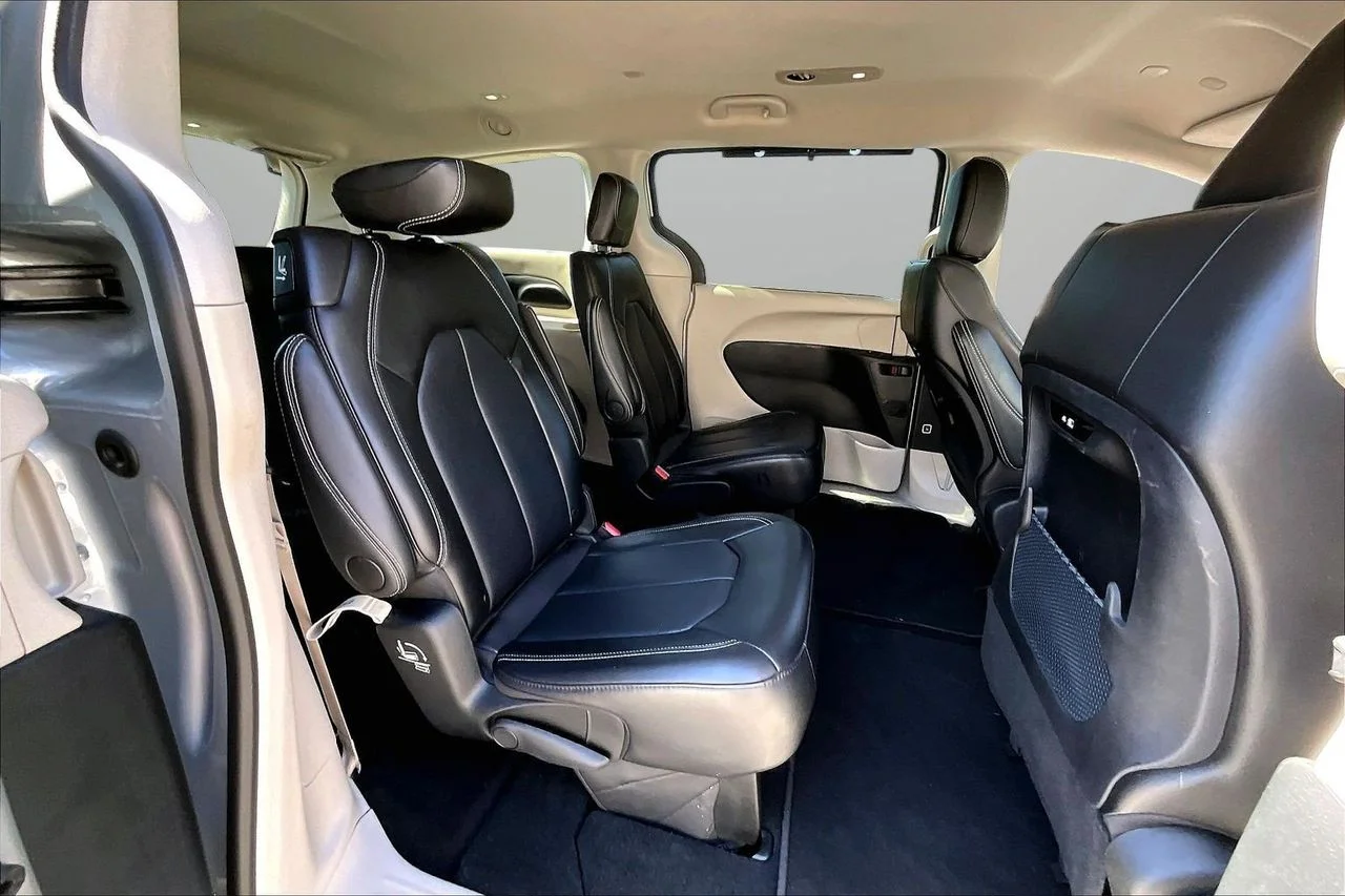 Used 2024 Silver Chrysler Touring L image 23