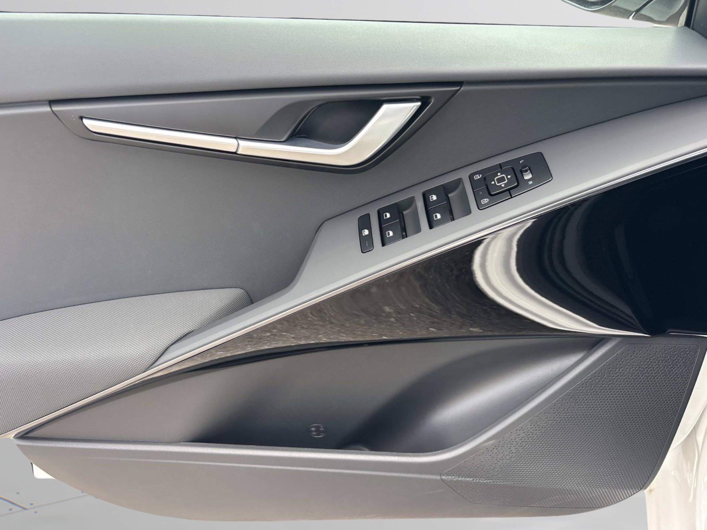 New 2026 Snow White Pearl Kia WIND image 20