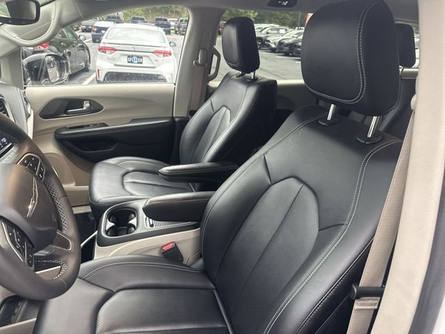 Used 2024 White Chrysler Select image 15