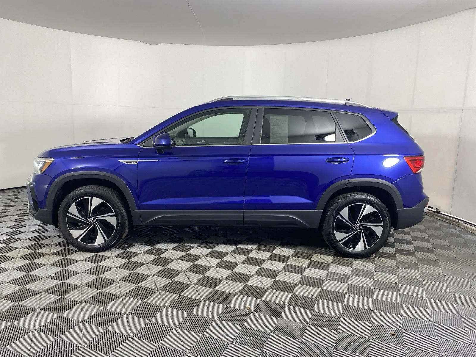 Used 2024 Dusk Blue Metallic Volkswagen SE image 12