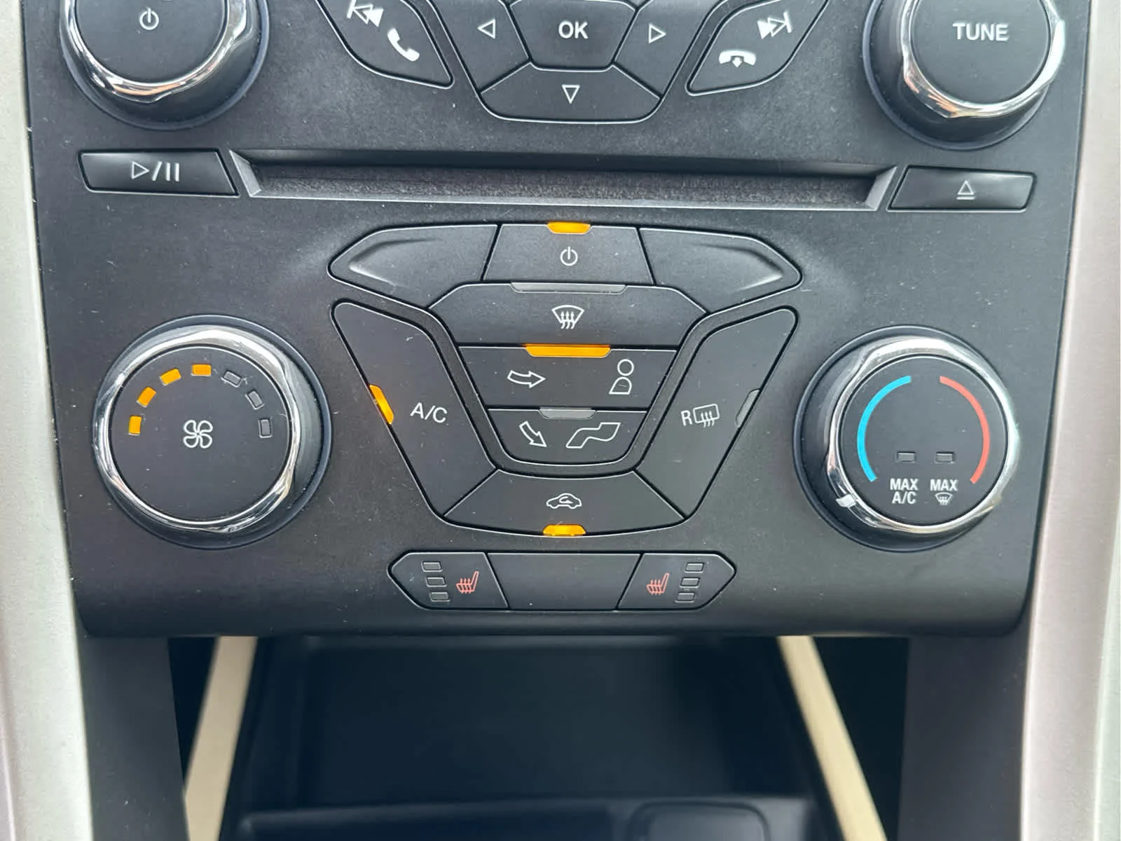 Used 2014 Oxford White Ford SE image 19