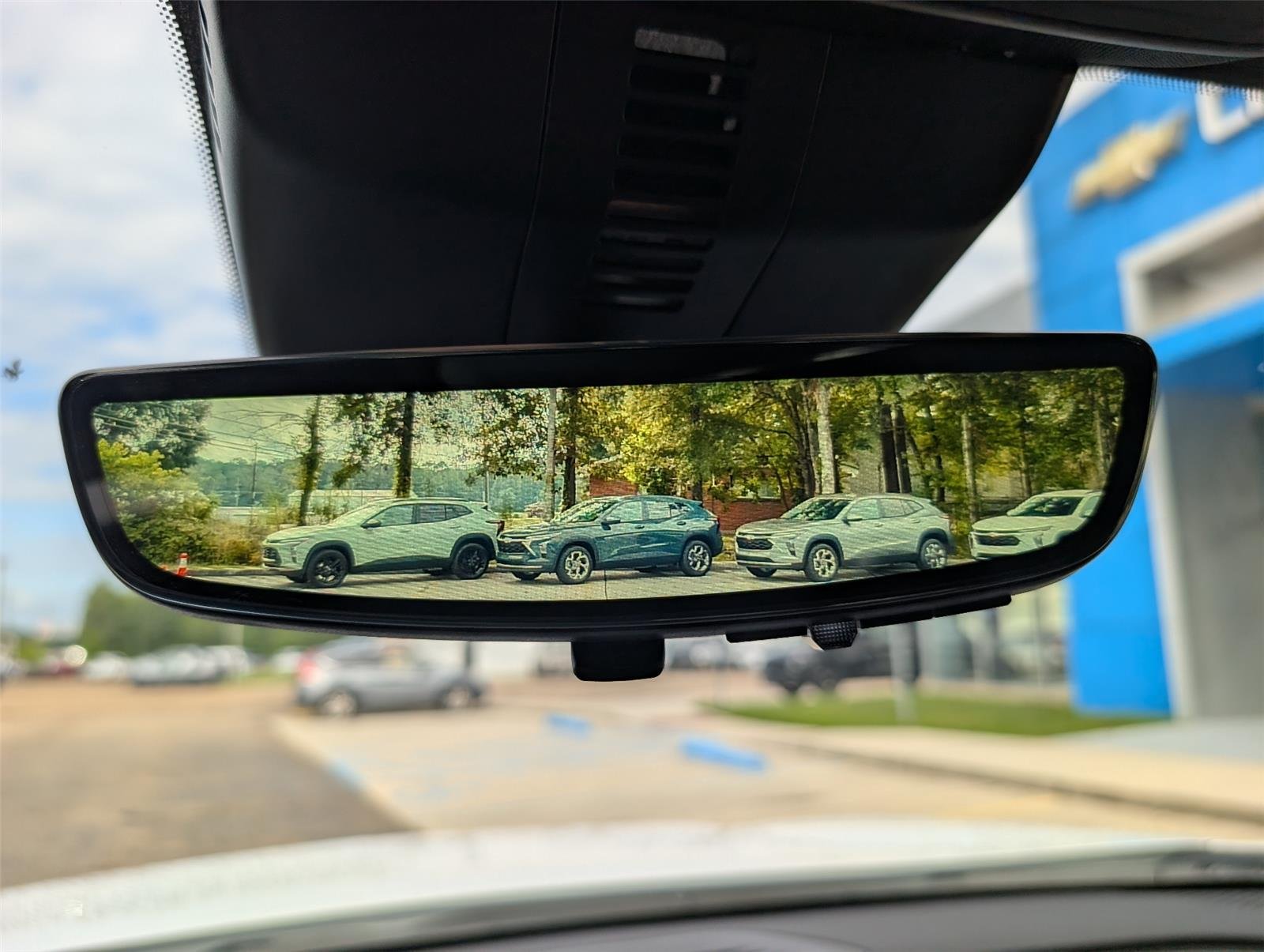 New 2027 Summit White Chevrolet LT image 18