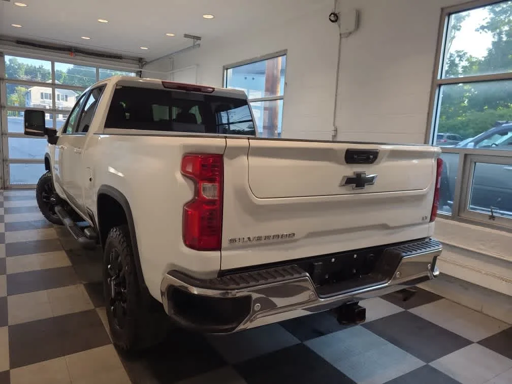 Used 2025 Summit White Chevrolet LT image 3