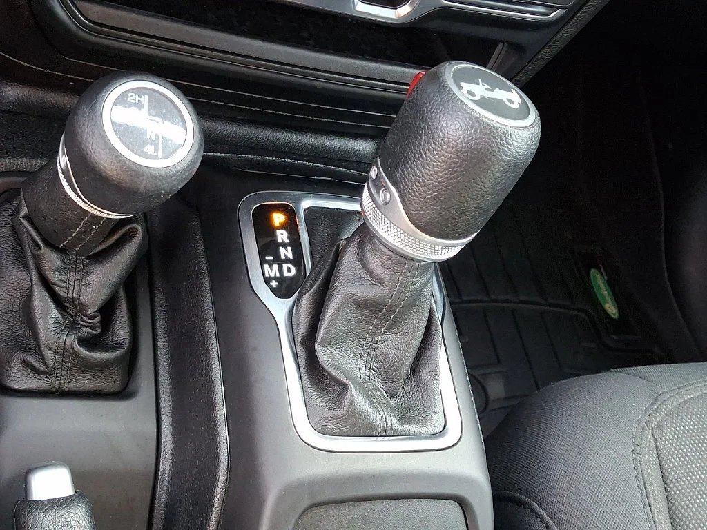 Used 2019 Silver Jeep Unlimited Sport S image 22