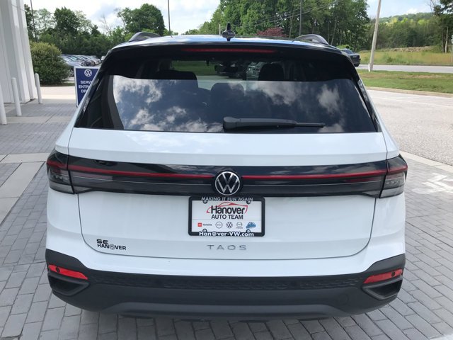 New 2026 Pure White w/Deep Black Roof Volkswagen SE Black image 7