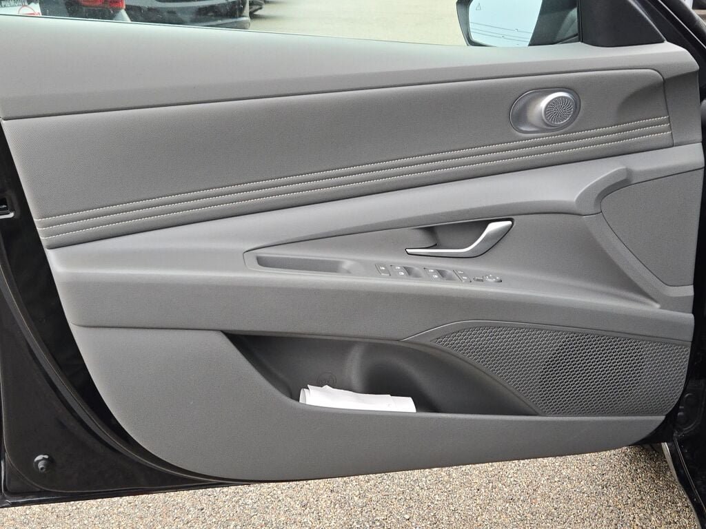 Used 2025 Black Hyundai SEL Convenience image 18