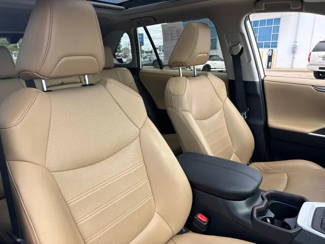 Used 2021  Toyota Limited image 17