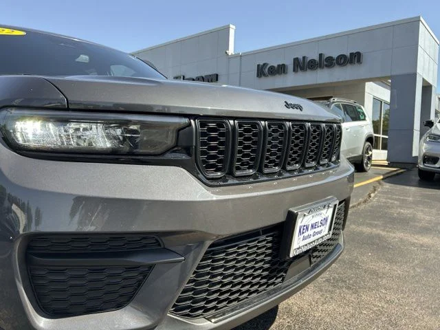 Used 2022 Gray Jeep Altitude image 4