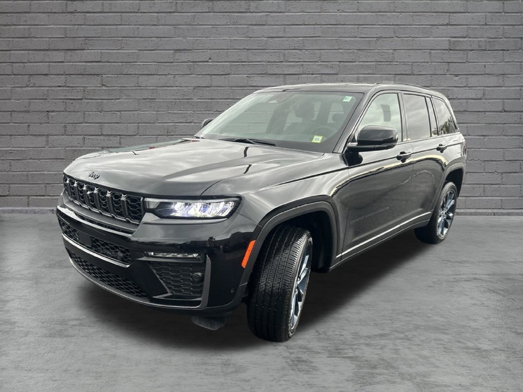 New 2026 Diamond Black Crystal Pearl-Coat Exterior Paint Jeep  image 3