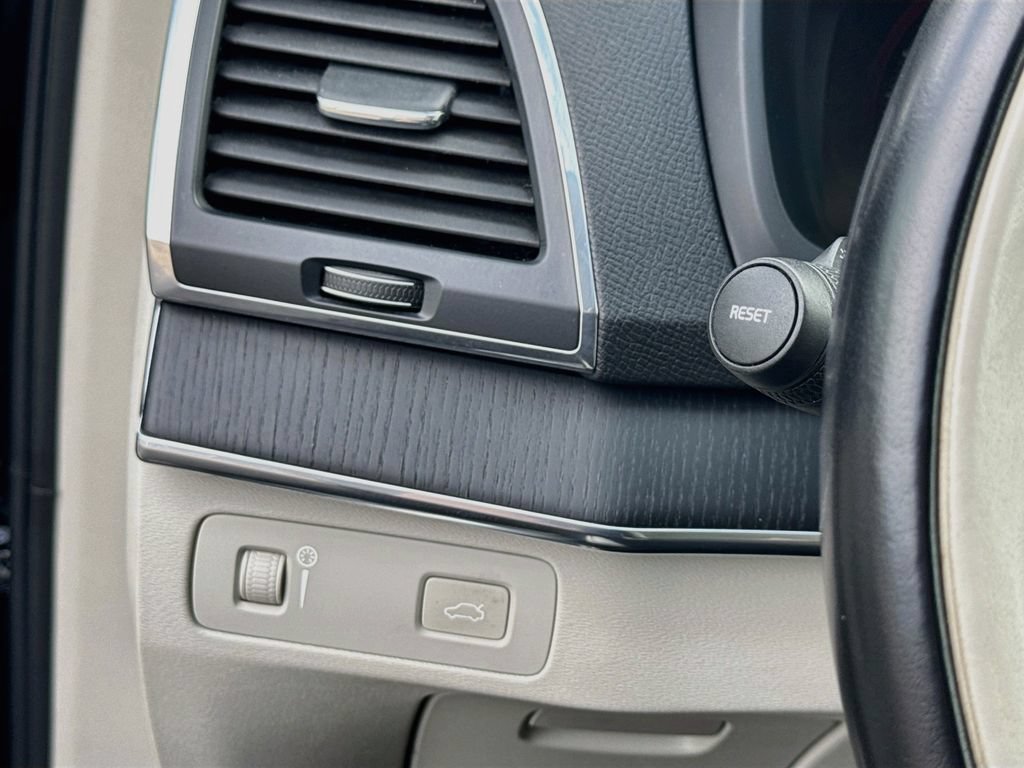 Used 2020 Black Volvo Momentum image 10