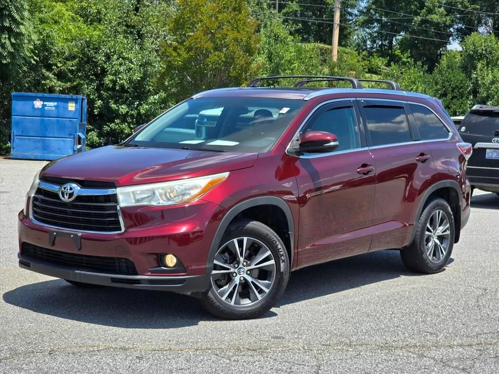 Used 2016  Toyota XLE V6 image 2