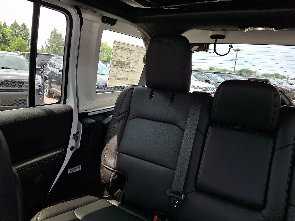 New 2026 Bright White Clear-Coat Exterior Paint Jeep Sahara image 13