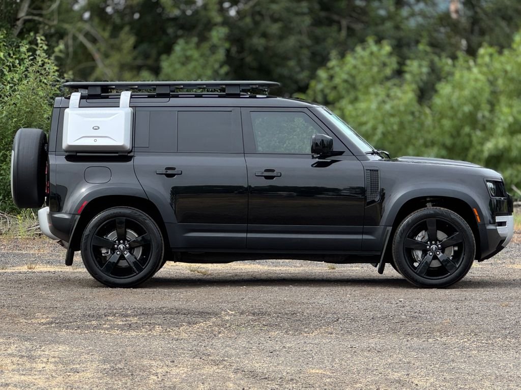 Used 2022 Santorini Black Metallic Land Rover SE image 8