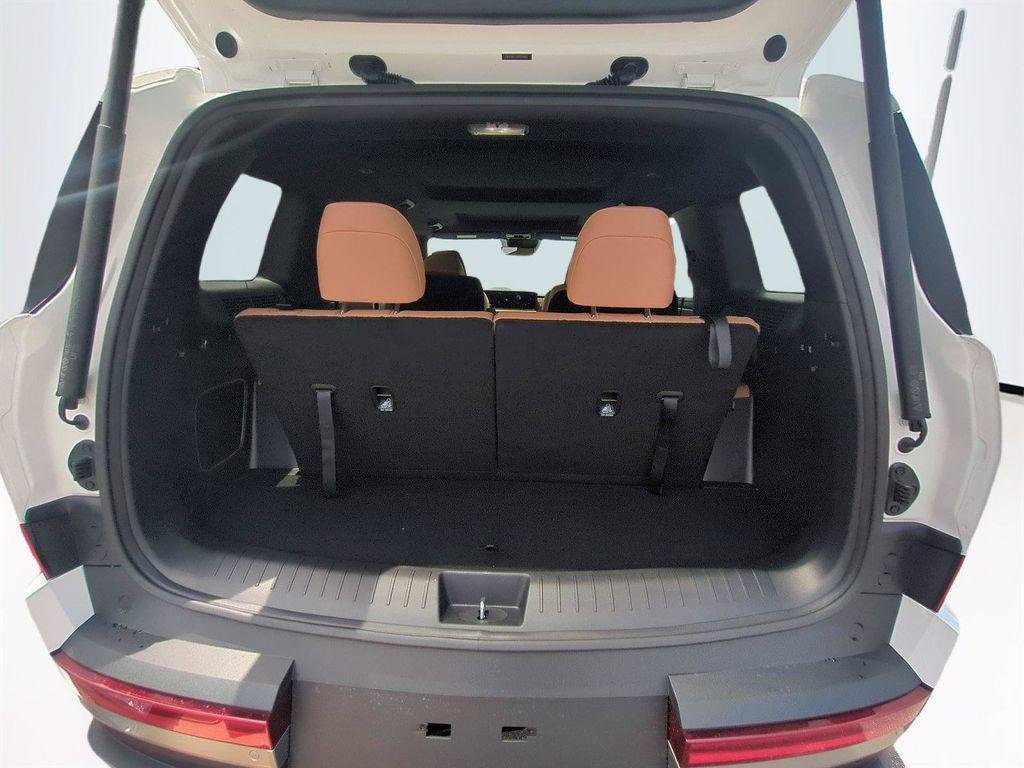 New 2027 White Hyundai Limited FWD image 14