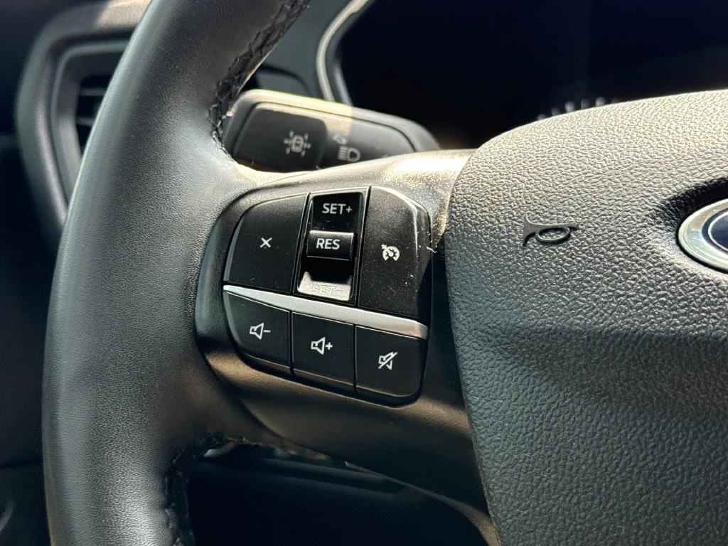 Used 2022 Red Ford SE image 28