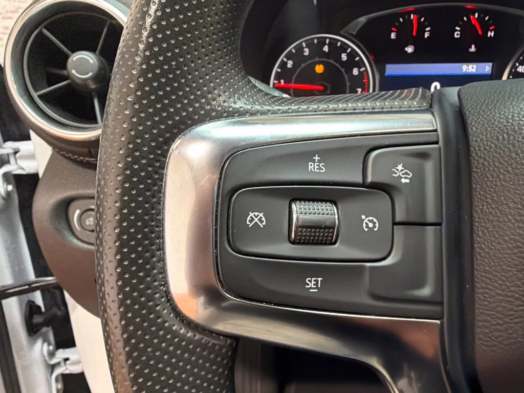 Used 2025 Summit White Chevrolet LT image 26