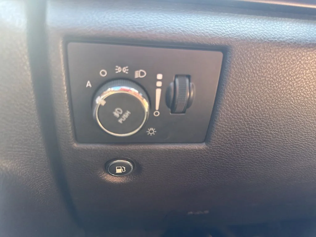 Certified Used 2019 Diamond Black Jeep Altitude image 29