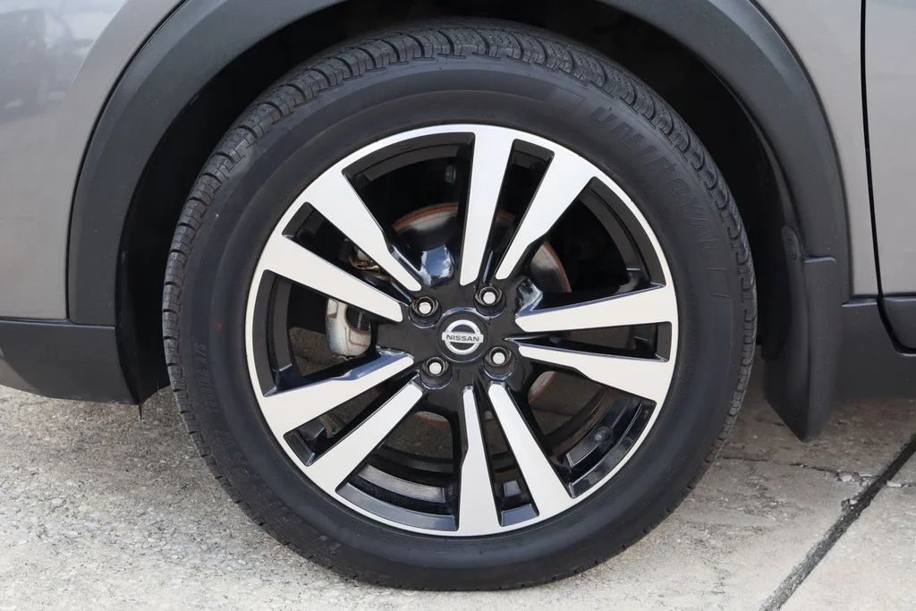 Used 2018 Gray Nissan SV image 29