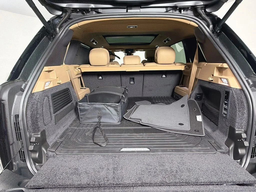 New 2027 Belgravia Green Land Rover SE image 28