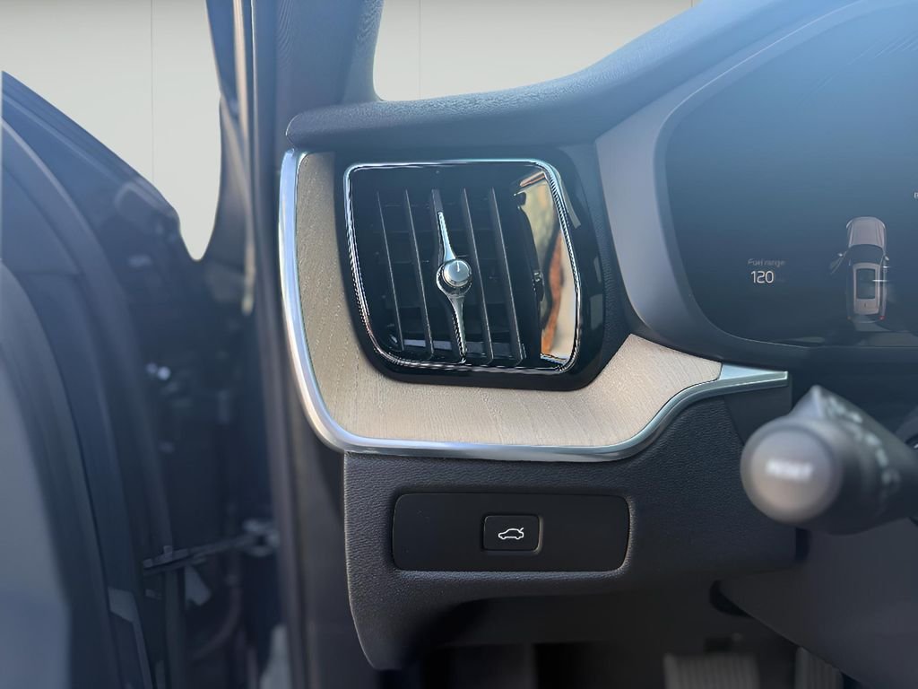 2026 Volvo XC60 Plus - Photo 12