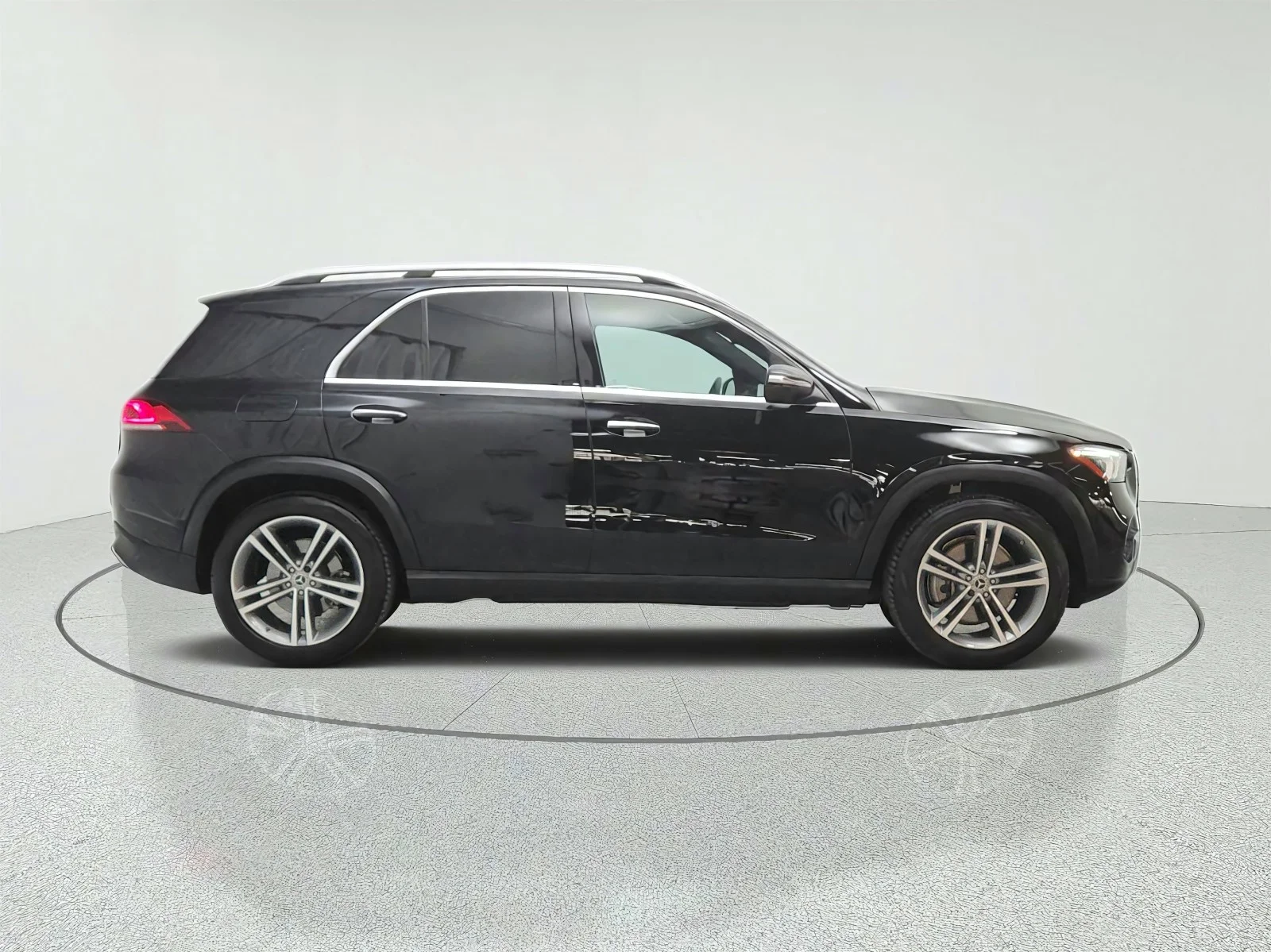 Used 2022 Black Mercedes-Benz GLE 450 4MATIC® SUV image 4