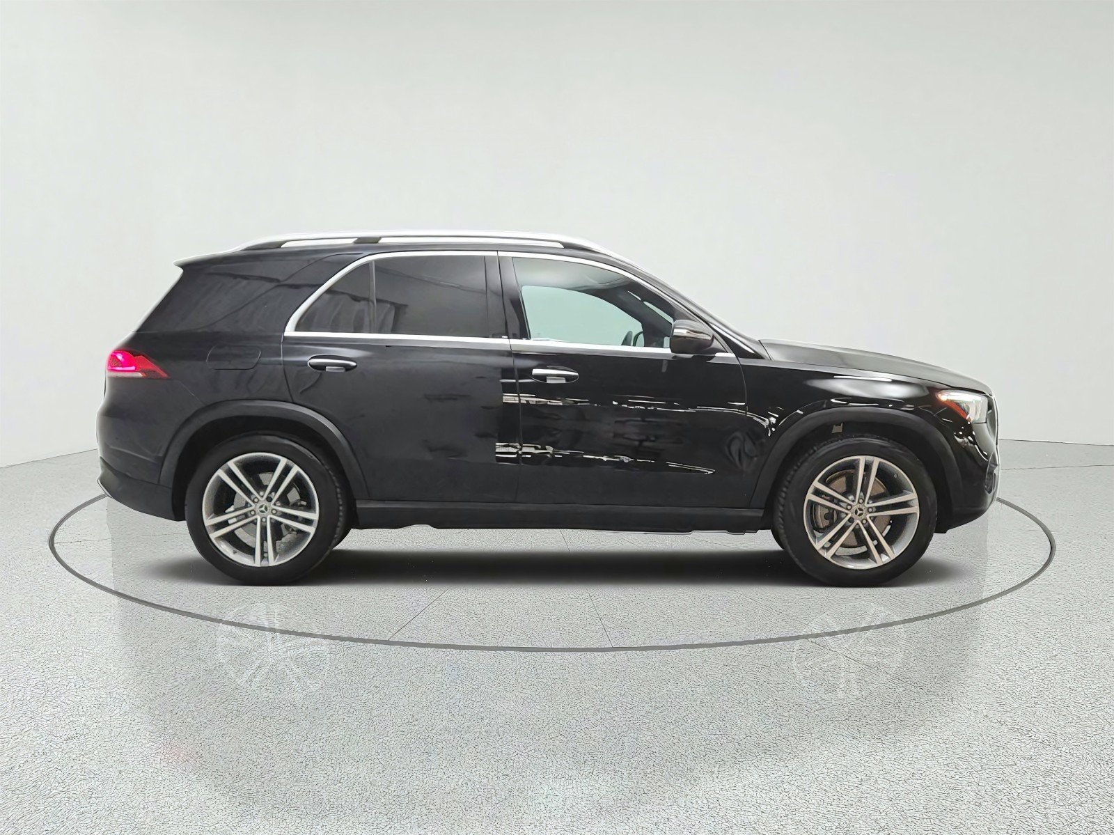 Used 2022 Black Mercedes-Benz GLE 450 4MATIC® SUV image 4