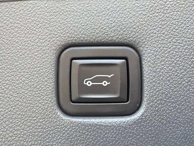 Used 2020 SILVER ICE METALLIC Chevrolet LT image 19