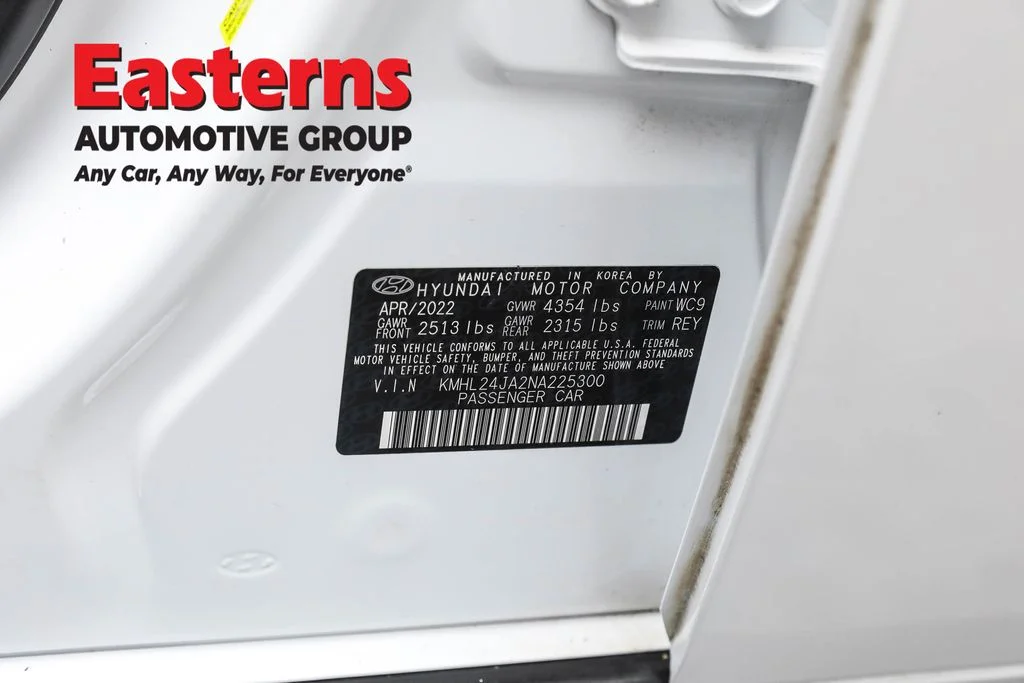 Used 2022 White Hyundai SE image 32