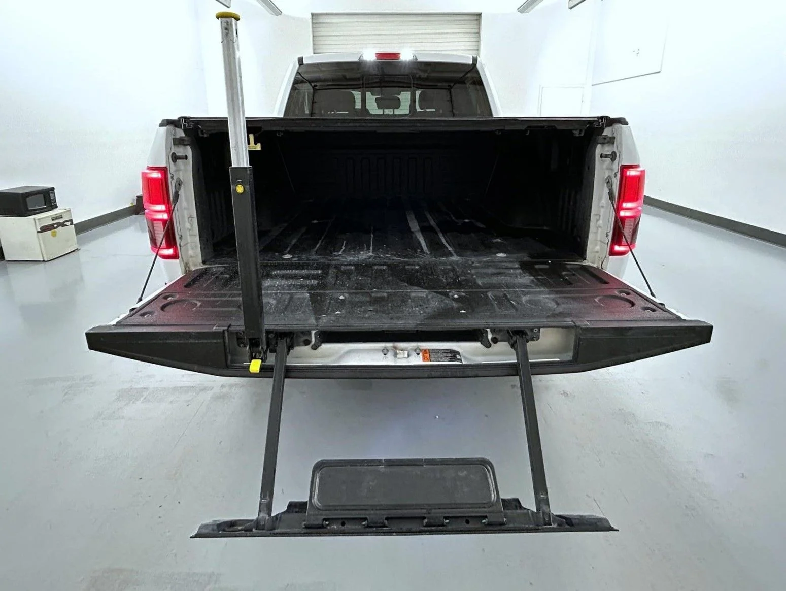 Used 2020 White Ford Lariat image 21