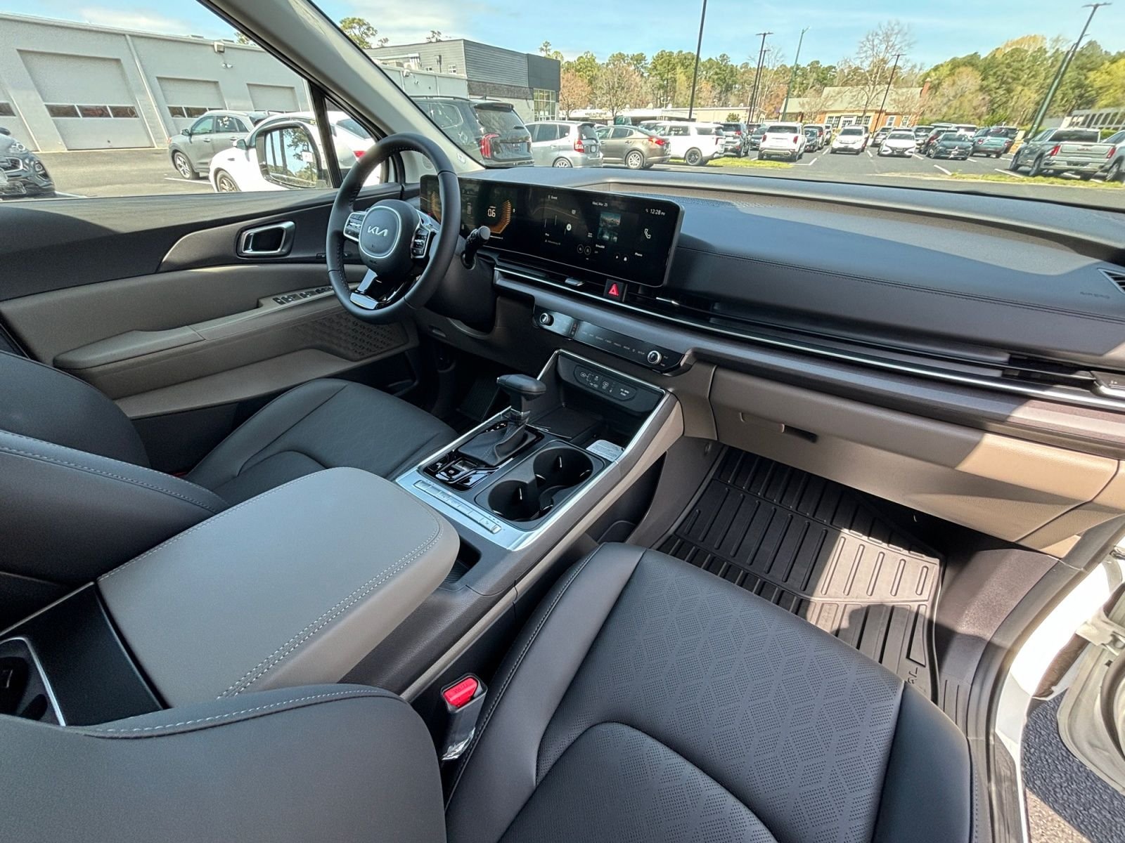 New 2026 Snow White Pearl Kia EX image 17