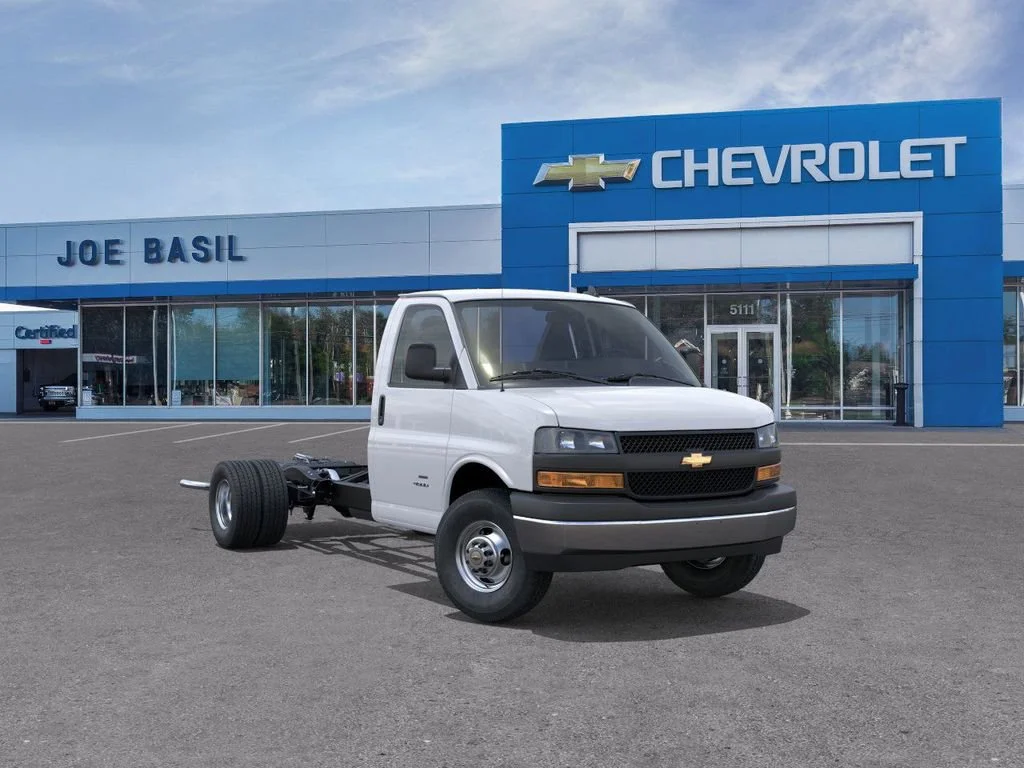 New 2025 Summit White Chevrolet 1WT image 1