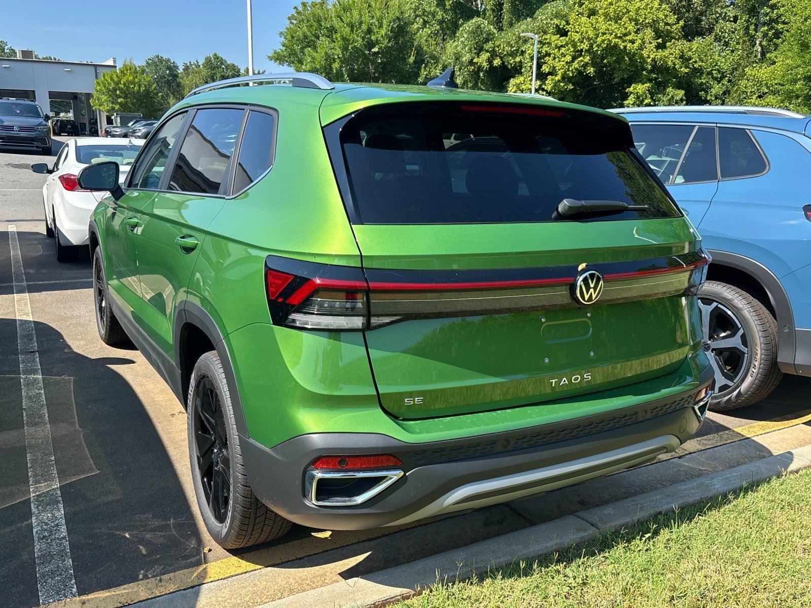 New 2026 Bright Moss Green Metallic Volkswagen SE image 3