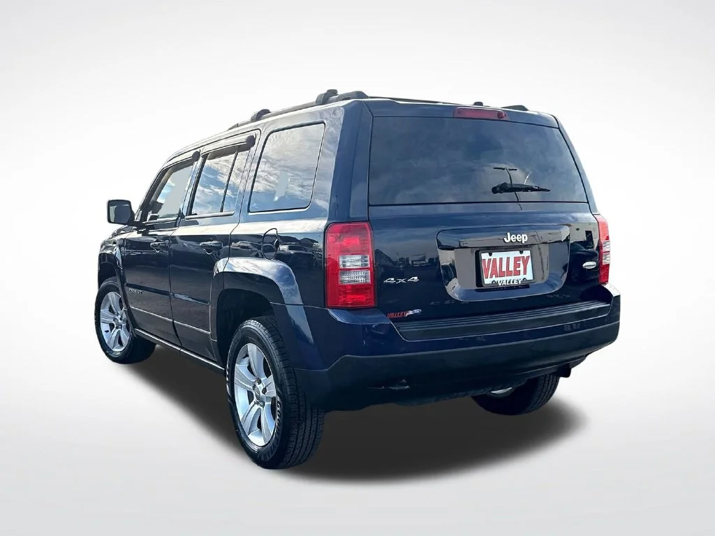 Used 2015 True Blue Pearlcoat Jeep Latitude image 8