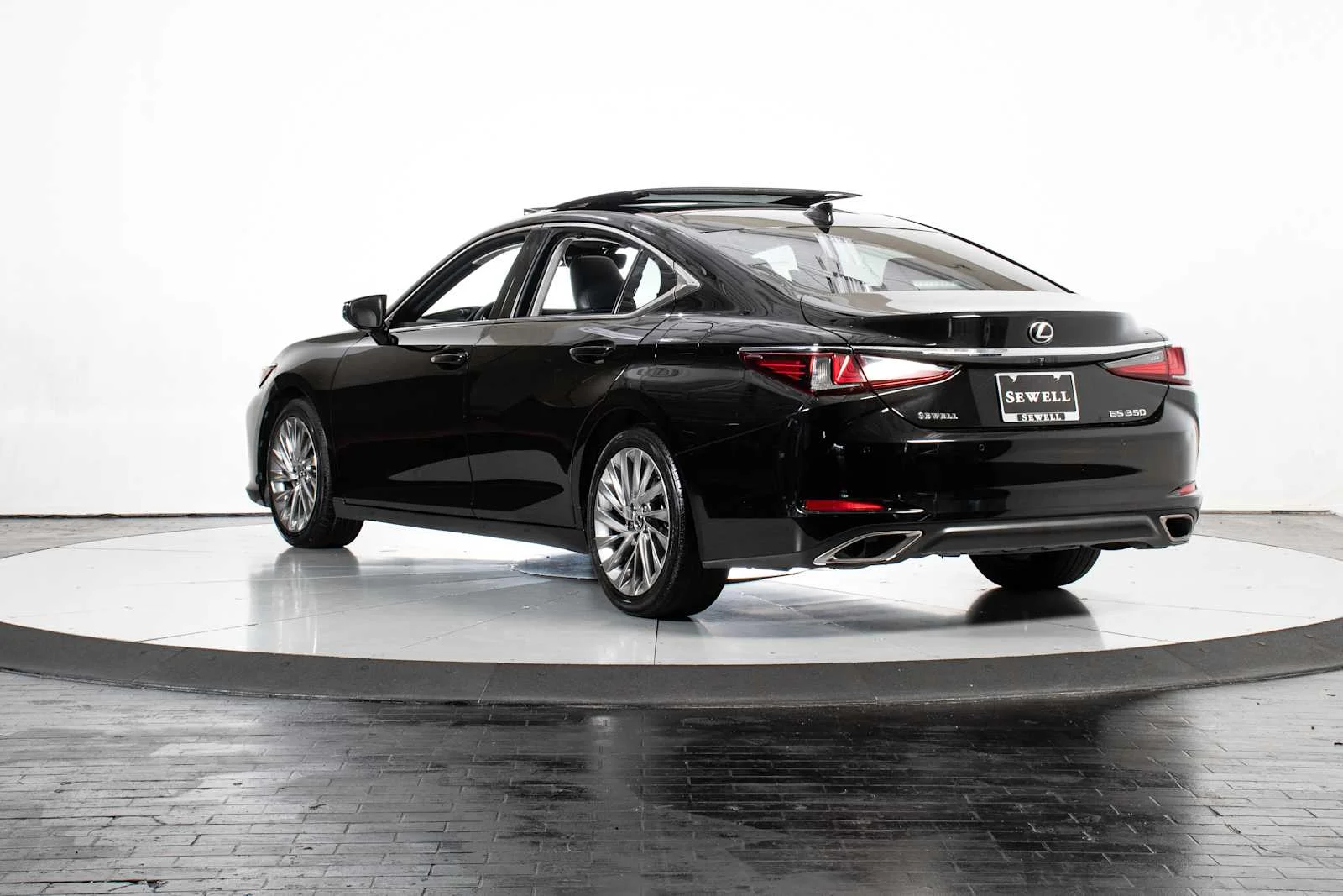 Used 2019 Obsidian Lexus Ultra Luxury image 3