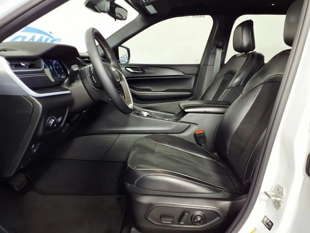 Used 2024 White Jeep Altitude X image 7