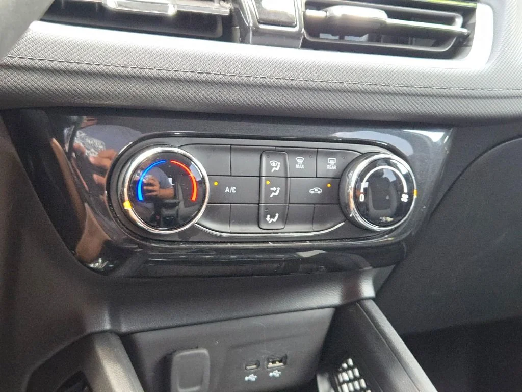 Used 2025 White Chevrolet LT image 23