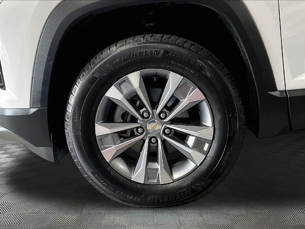 Used 2025 White Chevrolet LT image 7