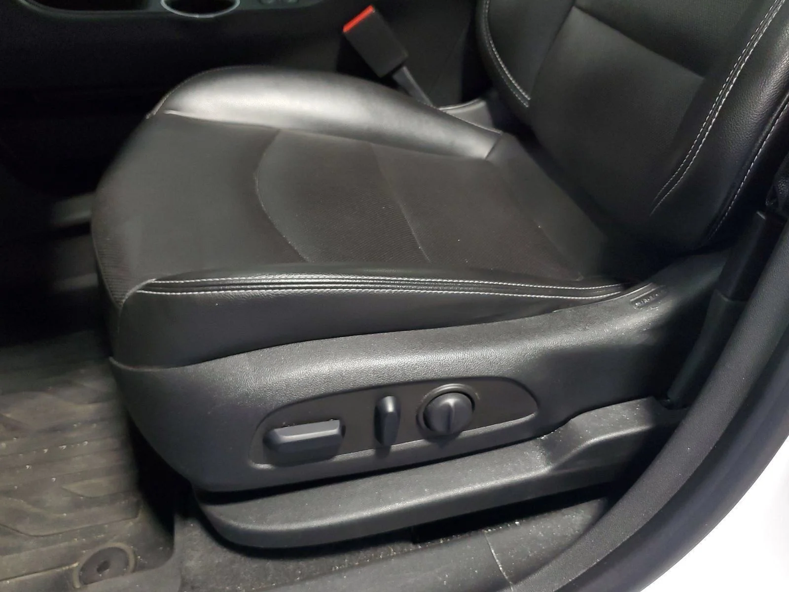 Used 2022 White GMC SLT image 14
