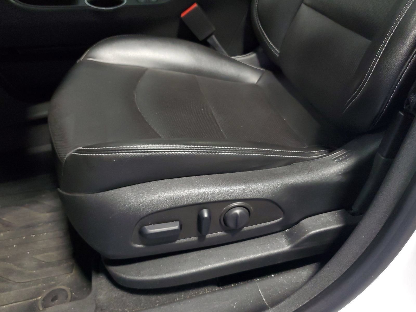 Used 2022 White GMC SLT image 14