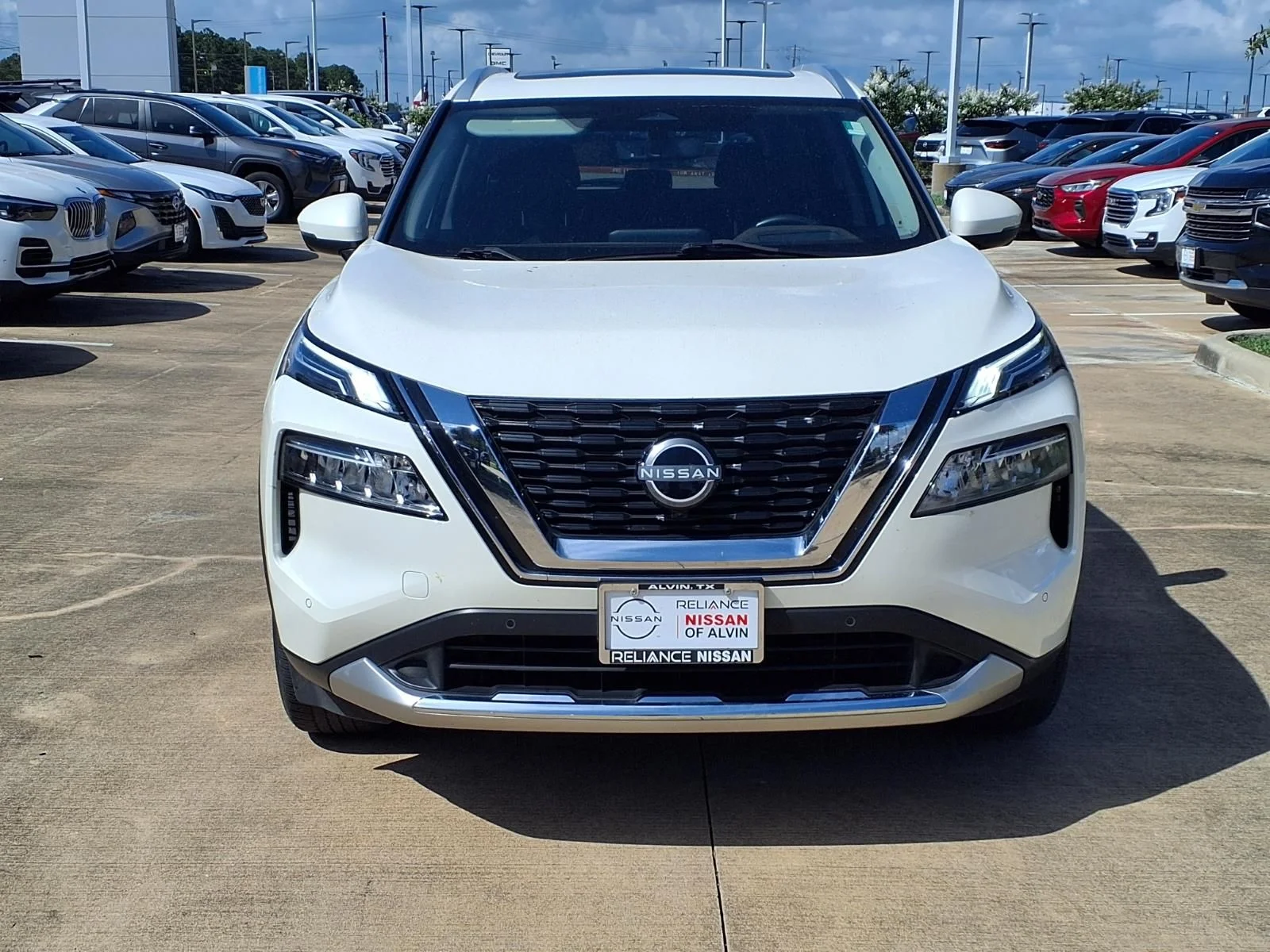 Used 2023 White Nissan Platinum image 5